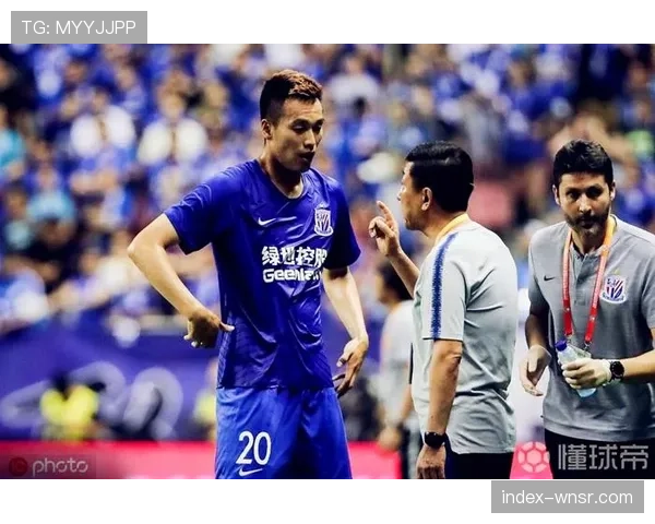 比尔森胜利中卫组合身高优势明显，争顶成功率保障防空安全